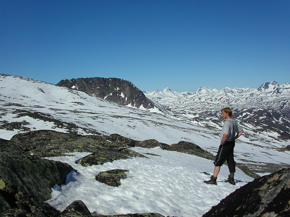 30.05.2004 - Jeg står litt vest for toppen av Bukkehåmåren (1910), hvor Eggen (2045) nettopp har dukket opp.