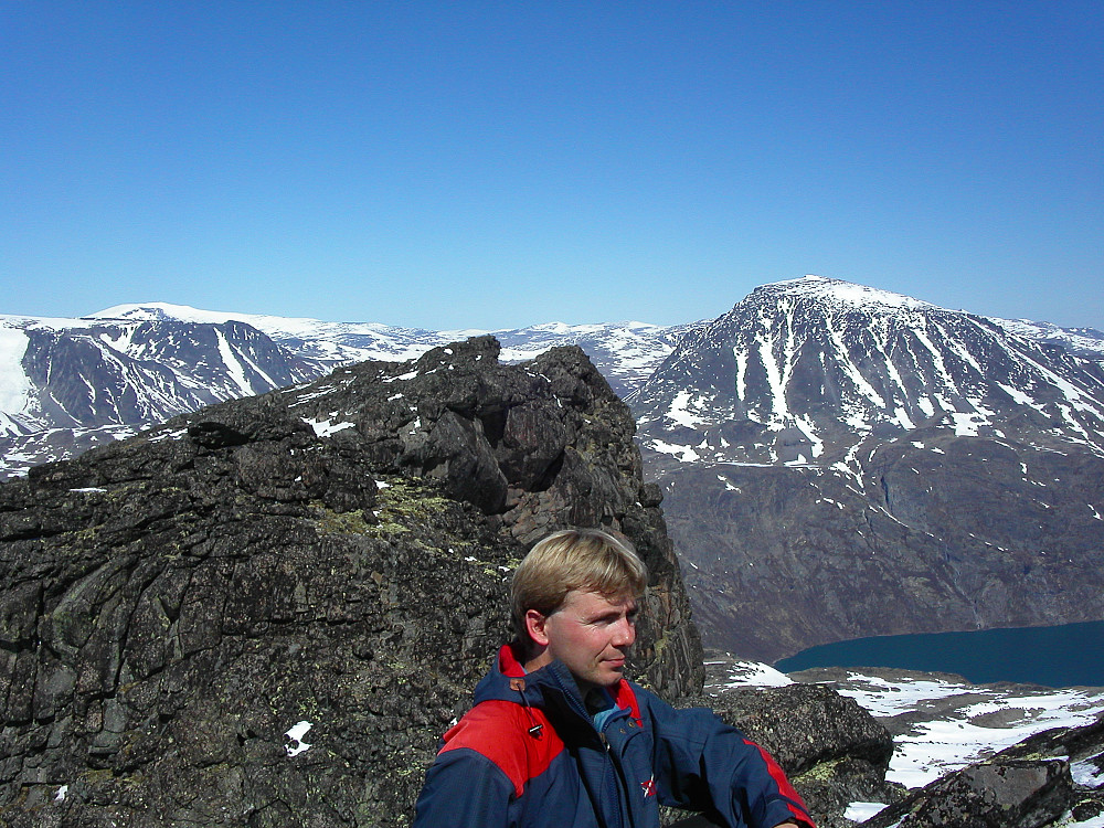 30.05.2004 - På Eggens sørtopp (2045). Ryggen videre nordover sees nærmest bak meg. I bakgrunnen til høyre kjenner vel mange igjen Besshøe (2258).