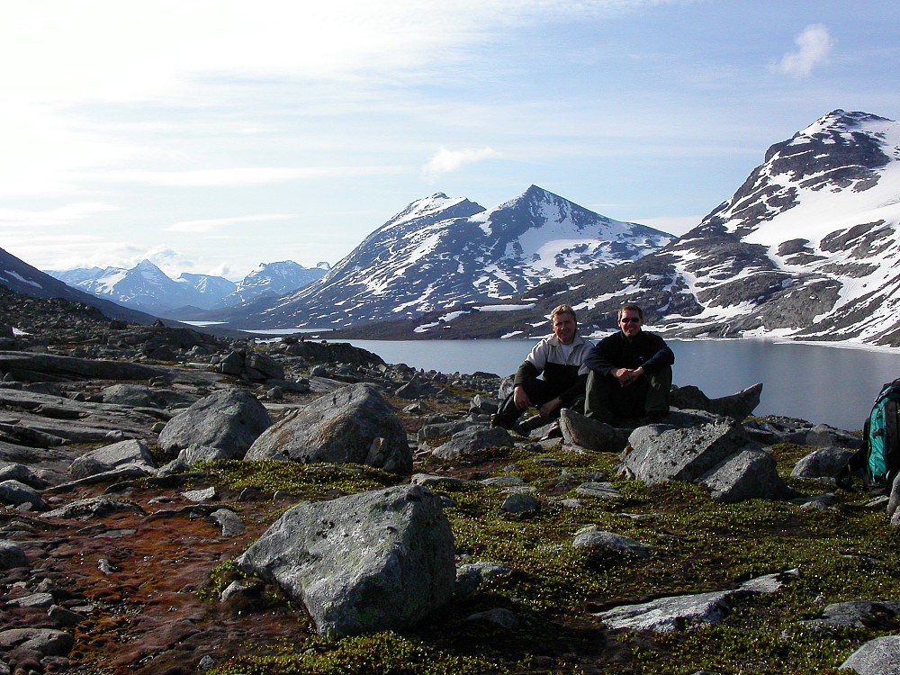 11.07.2004 - På bandet Høgvaglen. Bak, midt i bildet, venter dagens mål: Skarddalseggje (2159). Like til høyre for den er "pyramiden" Skarddalstinden (2100).