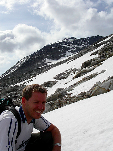 11.07.2004 - Vi er sør for Langvatnet, i nordsiden på Skarddalstinden (2100), og skal starte på oppstigningen til Skarddalseggje (2159), som ses høyt over oss i bakgrunnen.