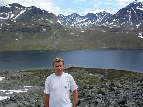 11.07.2004 - Vi er på vei oppover nordsiden på Skarddalseggje (2159). Langvatnet er bak. Bakerst, midt i bildet, ses Hellstugutindan.