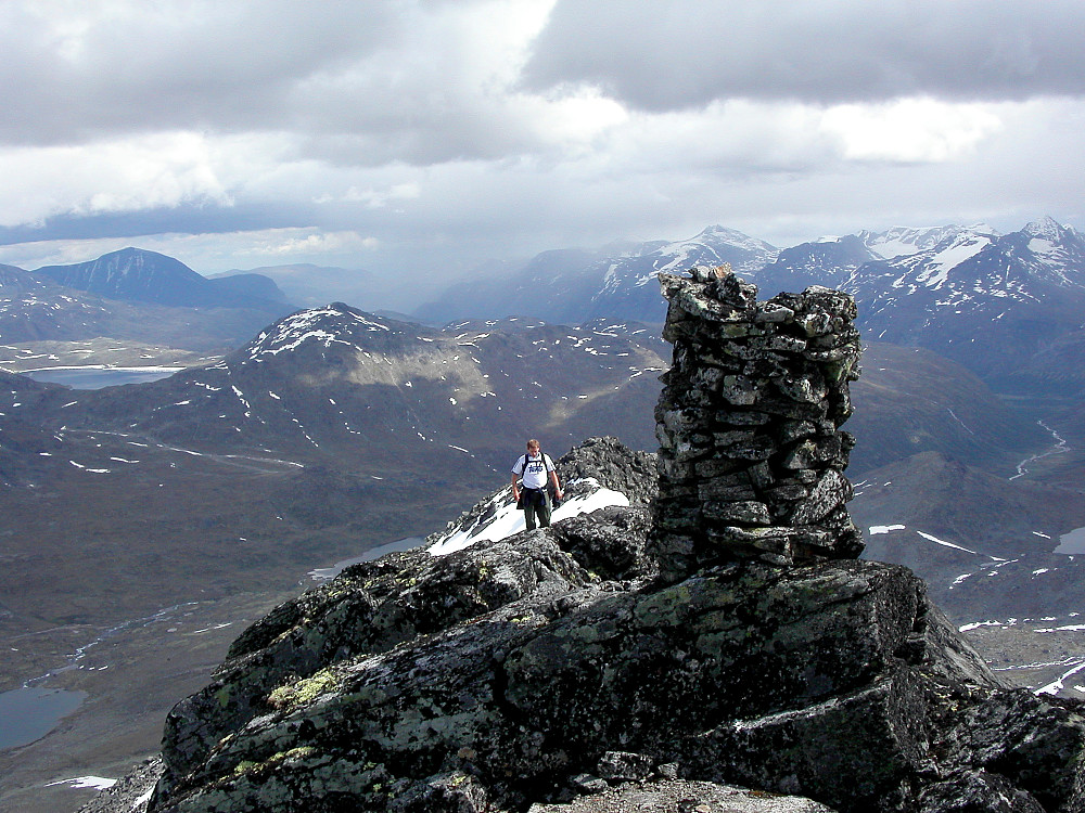 11.07.2004 - Toppvarden på Skarddalseggje (2159). Ragnar kommer ruslende østfra og har kun få meter igjen før han er oppe.