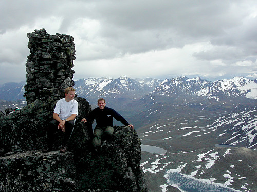 11.07.2004 - Luftig og fin utsikt fra toppen av Skarddalseggje (2159). Gjendealpene i bakgrunnen, med Store Knutsholstinden (2341) i midten.