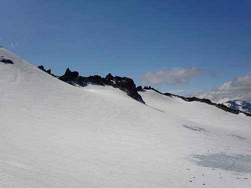 24.07.2004 - Nålene på Knutseggen sett fra øst. Søre Nål (2072) er den nest høyeste taggen til venstre i bildet.