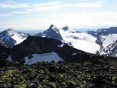 24.07.2004 - Vi står på Nørdre Knutsholstinden (2185) og ser mot sørvest. Nærmest og litt til venstre , er Midtre Knutsholstinden (2170). Den var vårt neste mål. Lenger bak midt i bildet, ruver den flotte Mesmogtinden (2264). Til høyre for denne og noe lenger bak, er Langedalstinden (2206).