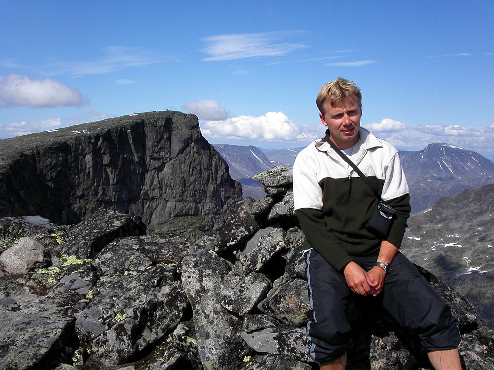 24.07.2004 - På toppen av Midtre Knutsholstinden (2170). Bak til venstre er Nørdre Knutsholstinden (2185).