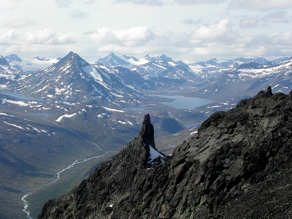 24.07.2004 - Søre Nål på Knutseggen tar seg bra ut sett fra sørøst! Elva nede til venstre er Storåe, i Storådalen.