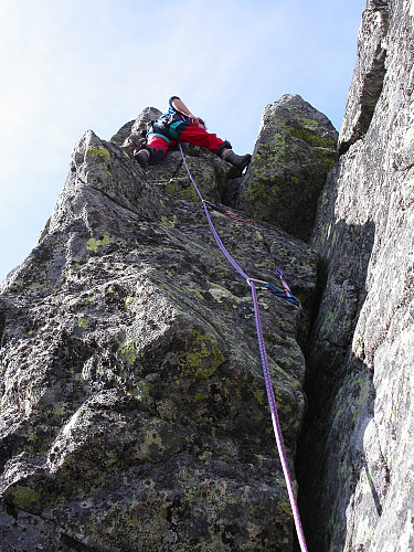 24.07.2004 - Jakob skal straks vippe seg over den største hindringen, så er han oppe ved toppen på Søre Nål (2072).