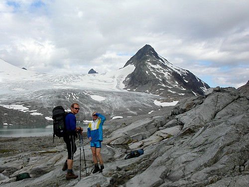 31.07.2004 - Per-Rune og Hans Petter på ca 1360 meters høyde, sørvest for Storegut (1968). Bak mine turkompiser er Mjølkedalsbreen. Vi skulle nå opp på Sørøst for Mjølkedalspiggen (1987), som reiser seg bratt opp litt til høyre i bildet.