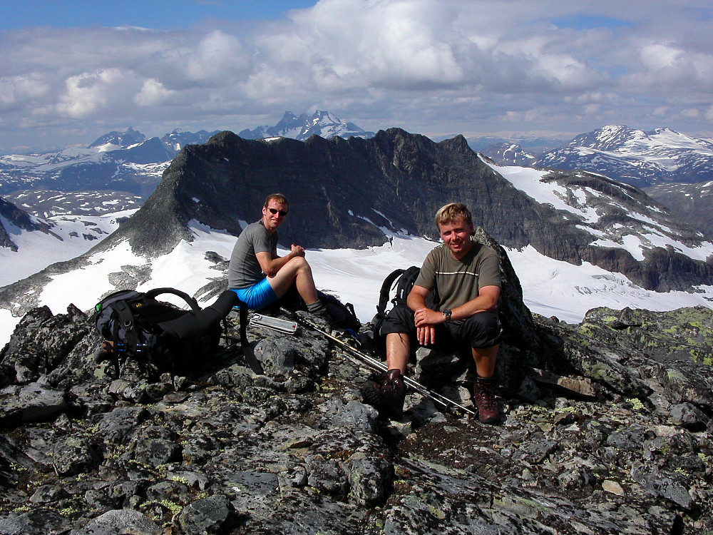 31.07.2004 - Vi har det helt greit på toppen av Mjølkedalspiggen (2040). :-) Bak oss er hele Sagi-eggen, med Søre Sagi (2040) til venstre.