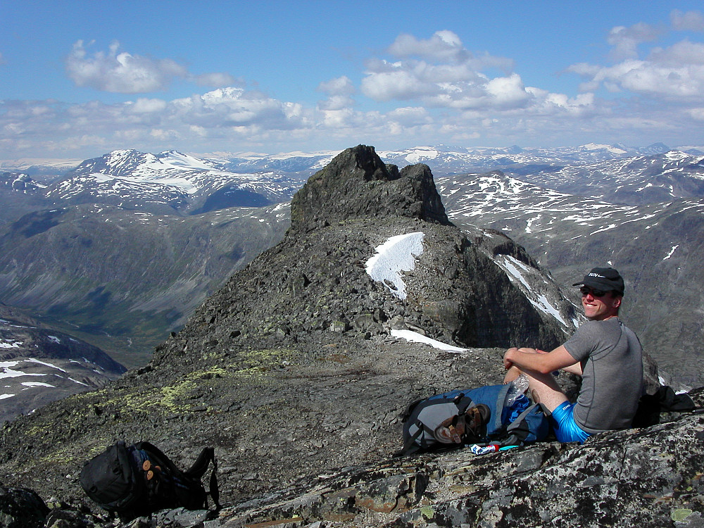 31.07.2004 - Hans Petter på Søre Sagi (2040). Vi ser nordvestover mot Nørdre Sagi (2040).