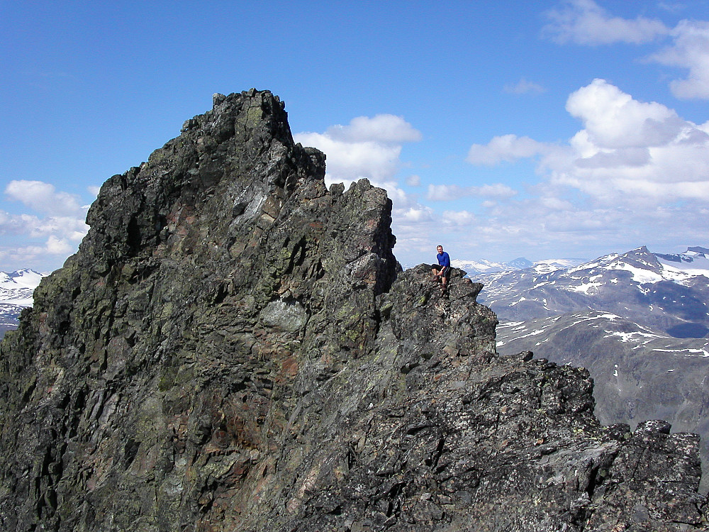 31.07.2004 - Per-Rune på den meget luftige og utsatte eggen litt før Nørdre Sagi (2040) når man kommer fra sørøst. Ved den bratte hammeren like til venstre for Per-Rune ble det stopp for oss uten sikringsutstyr.