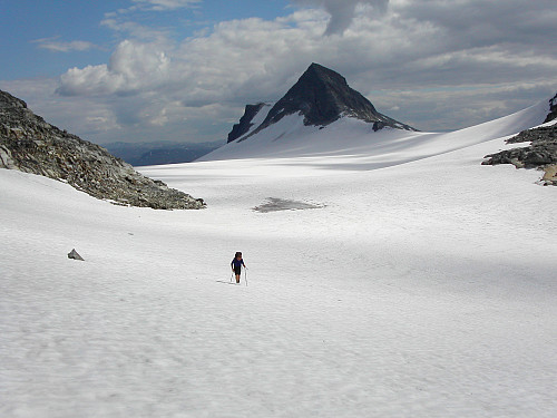 31.07.2004 - Per-Rune kommer vandrende nordover på den nordvestre fliken av Mjølkedalsbreen. Bak er Langeskavltinden (2014).