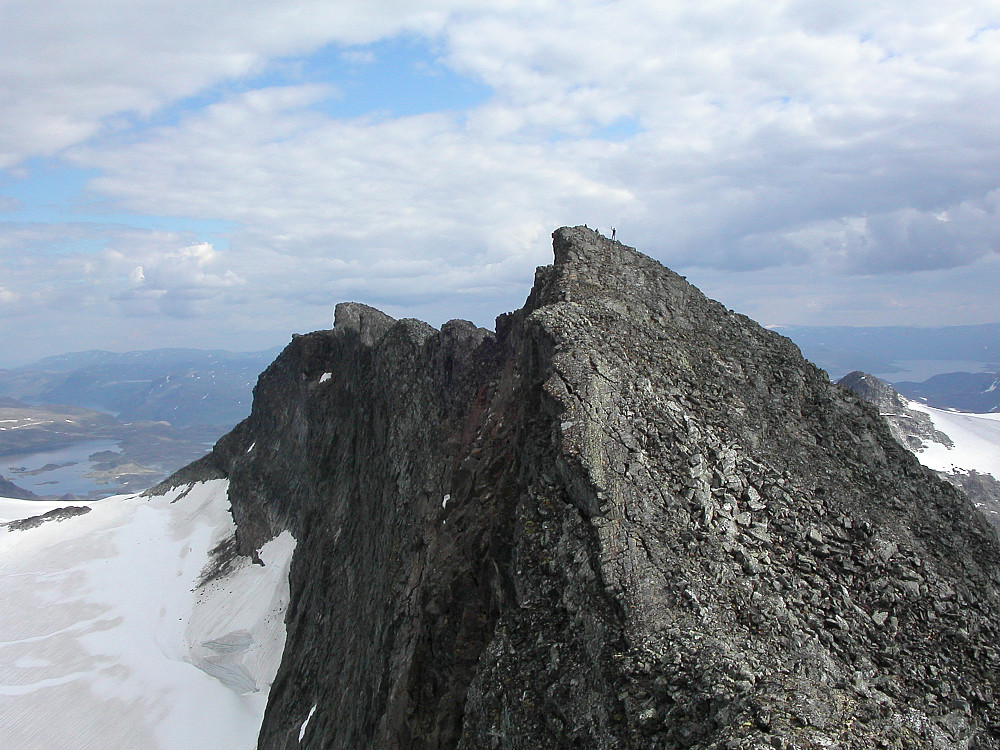 31.07.2004 - Per-Rune og Hans Petter kan skimtes på toppen av Nørdre Sagi (2040). Jeg tar bildet fra Sagi N2 (2025). Lenger bak og mer til venstre er Søre Sagi (2040).