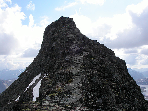 01.08.2004 - På vei oppover nordvestryggen på Mjølkedalstinden (2138). Vi nærmer oss toppen.