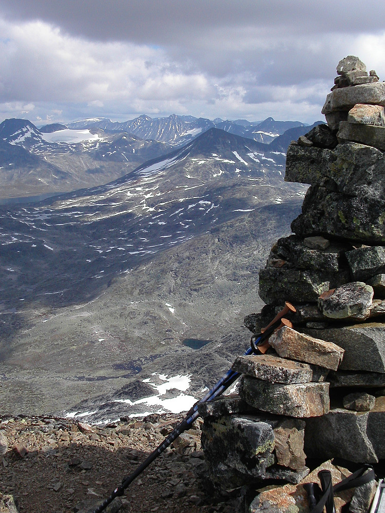 01.08.2004 - Toppvarden på Mjølkedalstinden (2138) i forgrunnen. Olavsbu kan ses like til venstre for vannet nedenfor midt i bildet.