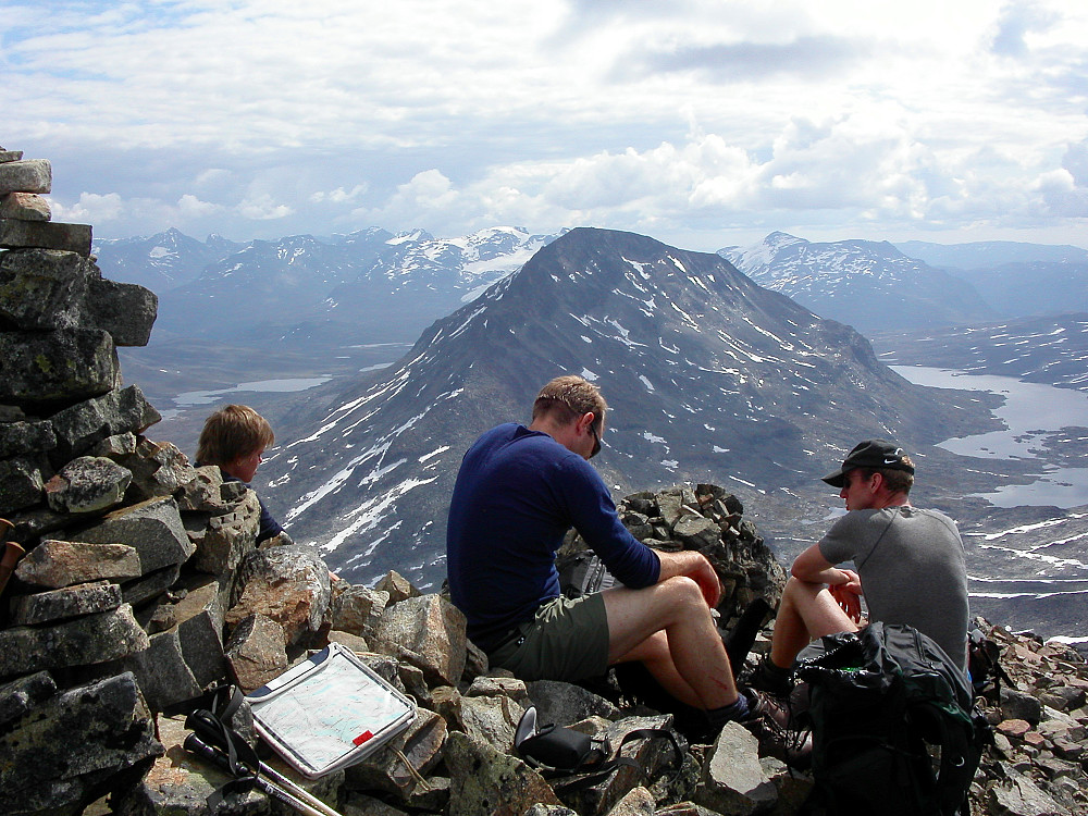 01.08.2004 - På toppen av Mjølkedalstinden (2138). Fjellet bak midt i bildet, er Snøholstinden (2141).