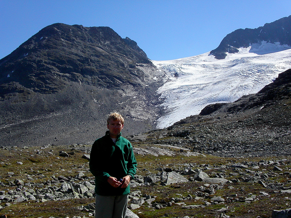 15.08.2004 - I Kyrkjeglupen, på stien mellom Leirvassbu og Spiterstulen. Bak til venstre er Nørdre Semelholstinden (2004), som var dagens mål.