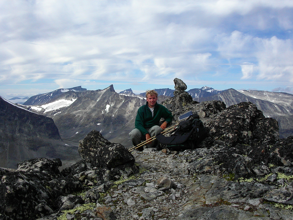 15.08.2004 - Ved toppvarden på Nørdre Semelholstinden (2004). Utsikt mot N/NV. Galdhøpiggen (2469) kan ses langt bak til høyre.