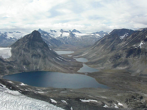 15.08.2004 - På Nørdre Semelholstinden (2004) med utsikt vestover. Leirvassbu kan skimtes bakenfor det bakerste, store vannet, litt til venstre for midten av bildet. Kyrkja (2032) dominerer til venstre.