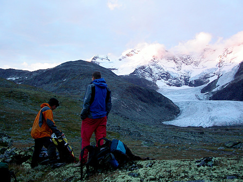 03.09.2004 - Morten og Coni ved det oppdemte vannet litt nord for Styggedalsbreen (klokken 06:35). I bakgrunnen lyser den mektige Styggedalsryggen opp med dagens første solstråler.