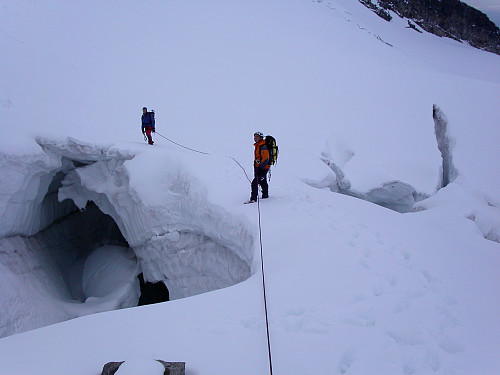 03.09.2004 - Enorme sprekker på Gjertvassbreen. Fra returen utpå ettermiddagen. 