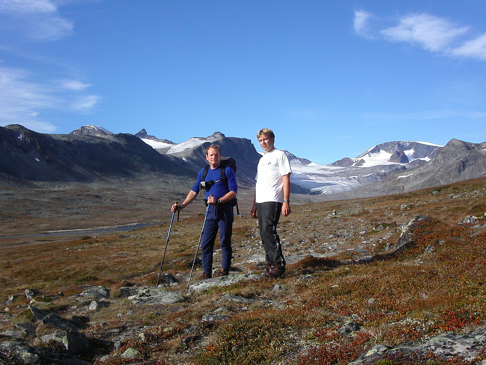 09.09.2004 - På stien mellom Glitterheim og Spiterstulen. Dagens mål er bakerst til venstre i bildet. Langt bak til høyre ses Leirhøe (2330). September på sitt beste!