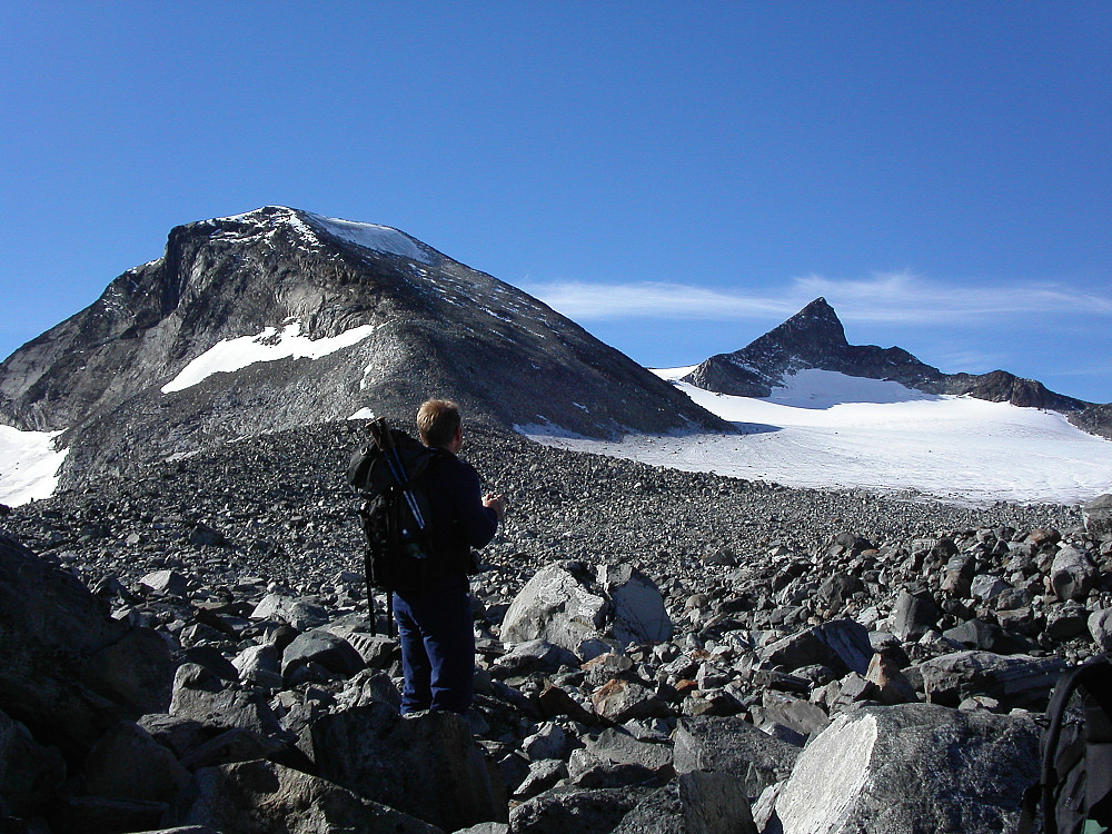 09.09.2004 - Vi står i ura nordøst for Nørdre Styggehøbreatinden (2168), som er til venstre. Lenger bak til høyre er den langt kvassere Store Veotinden (2240).