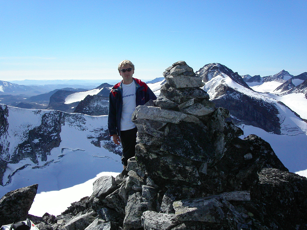 09.09.2004 - På toppen av Store Veotinden (2240). Utsikt mot sørvest. I bakgrunnen, like til høyre for toppvarden, ses Austre Memurutinden (2301).