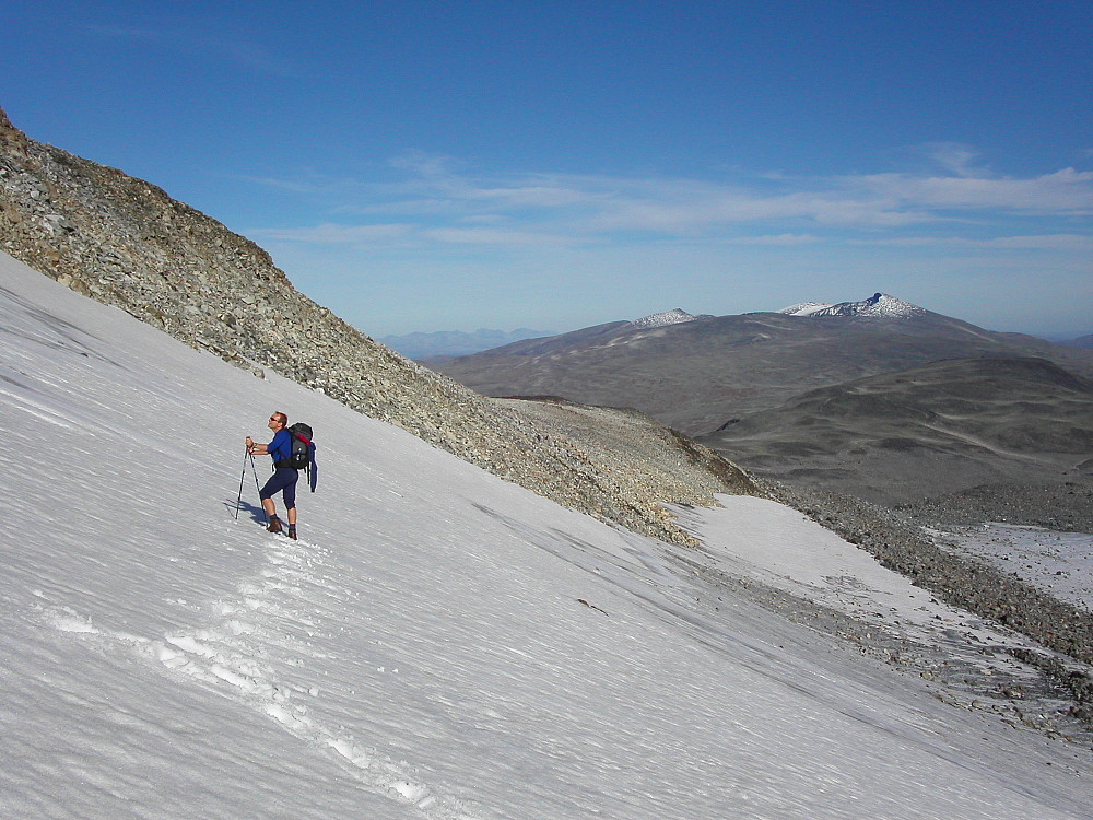 09.09.2004 - Per-Rune på breen like sørøst for Nørdre Veotinden (2120). Langt bak, helt til høyre i bildet, er Nautgardstinden (2258).