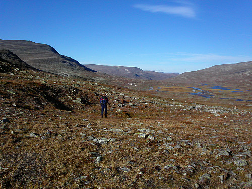 09.09.2004 - Per-Rune vandrer på stien tilbake mot Glitterheim, som skimtes bak, nokså sentralt i bildet (på skrå, ovenfor til høyre for Per-Rune).