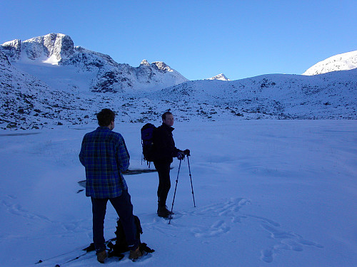 10.10.2004 - Johan Kristian (med blå skjorte) og Per-Rune i Leirungsdalen. Vi står på nesten 1400 meters høyde, nord for Munken (2105). I bakgrunnen, øverst til venstre, er Vestre Kalvehøgde (2208). Dagens mål, Leirungskampen (2079), ses nokså midt i bildet, over Per-Rune.