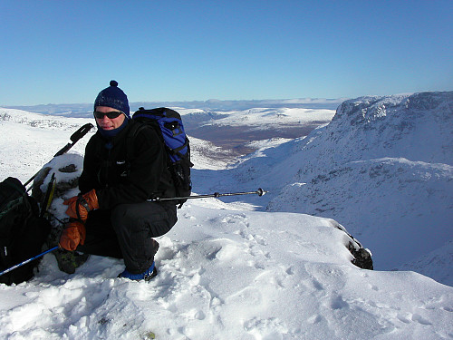 10.10.2004 - Per-Rune på Leirungskampen N2 (2050). I bakgrunnen midt i bildet, og langt under oss nå, er Leirungsdalen, som vi hadde vandret oppover litt tidligere.