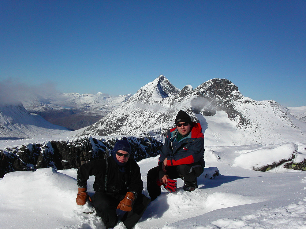 10.10.2004 - På toppen av Leirungskampen (2079), med utsikt mot nordvest. Store Knutsholstinden (2341) ruver i midten bak. Vestre Leirungstinden (2250) er til høyre i bildet.