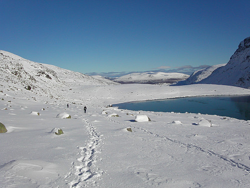 10.10.2004 - Lang vandring nedover Leirungsdalen tilbake mot bilen ved Valdresflye. Til høyre ses det østre/største Leirungstjønnin (1578).