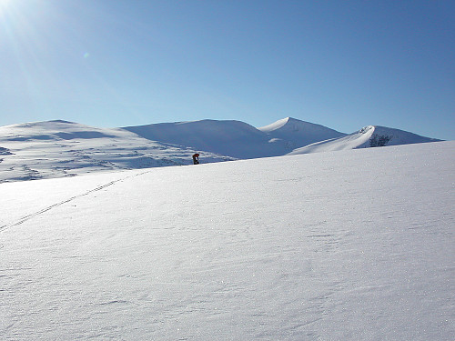 24.04.2005 - Høyeste topp litt til høyre er Vestre Holåtinden (2039), med den flatere Nord for Vestre Holåtinden (1964) midt i bildet over Morten. Lengst til høyre ses Grøntjønnhøi (1857).
