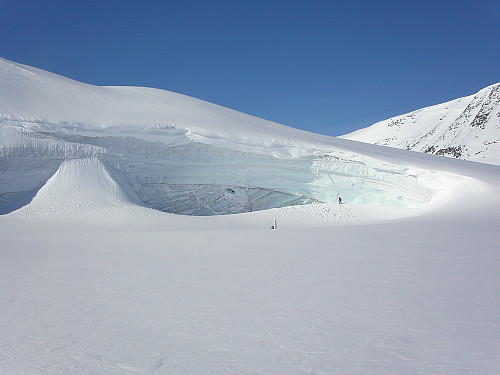 24.04.2005 - Morten blir liten mot isveggen i Tundradalsbandet.