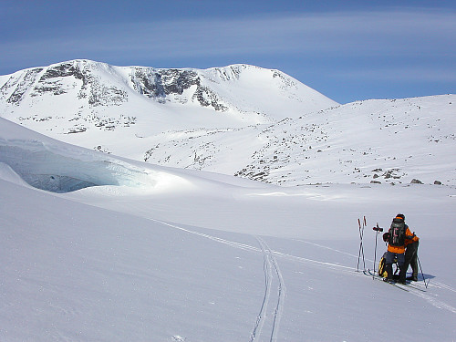 24.04.2005 - Til venstre er isveggen i Tundradalsbandet vi var bortom. Bakerst, midt i bildet, er Tundradalskyrkja (1970).