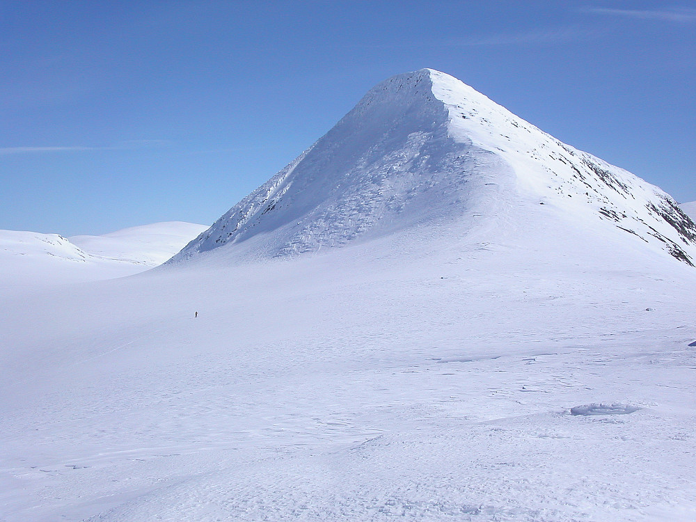24.04.2005 - Austre Holåtinden (2043) sett fra vest. Morten ses ute på breen til venstre.