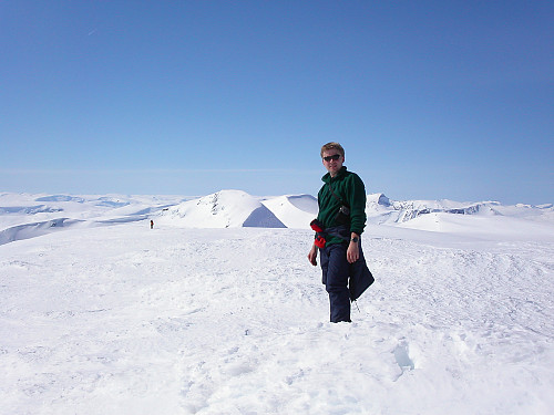 24.04.2005 - På toppen av Austre Holåtinden (2043). Julia står litt lenger bak til venstre. Utsikt vestover.