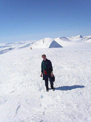 24.04.2005 - Utsikt vestover fra toppen av Austre Holåtinden (2043). I bakgrunnen, midt i bildet, er Midtre Holåtinden (2047). Lenger bak og litt til høyre er Vestre Holåtinden (2039).