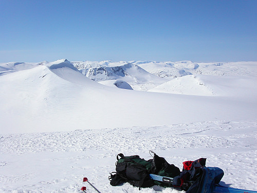 24.04.2005 - Jeg står alene på toppen av Midtre Holåtinden (2047), mens Julia og Morten kan ses som to små prikker nede på breen til høyre i bildet.