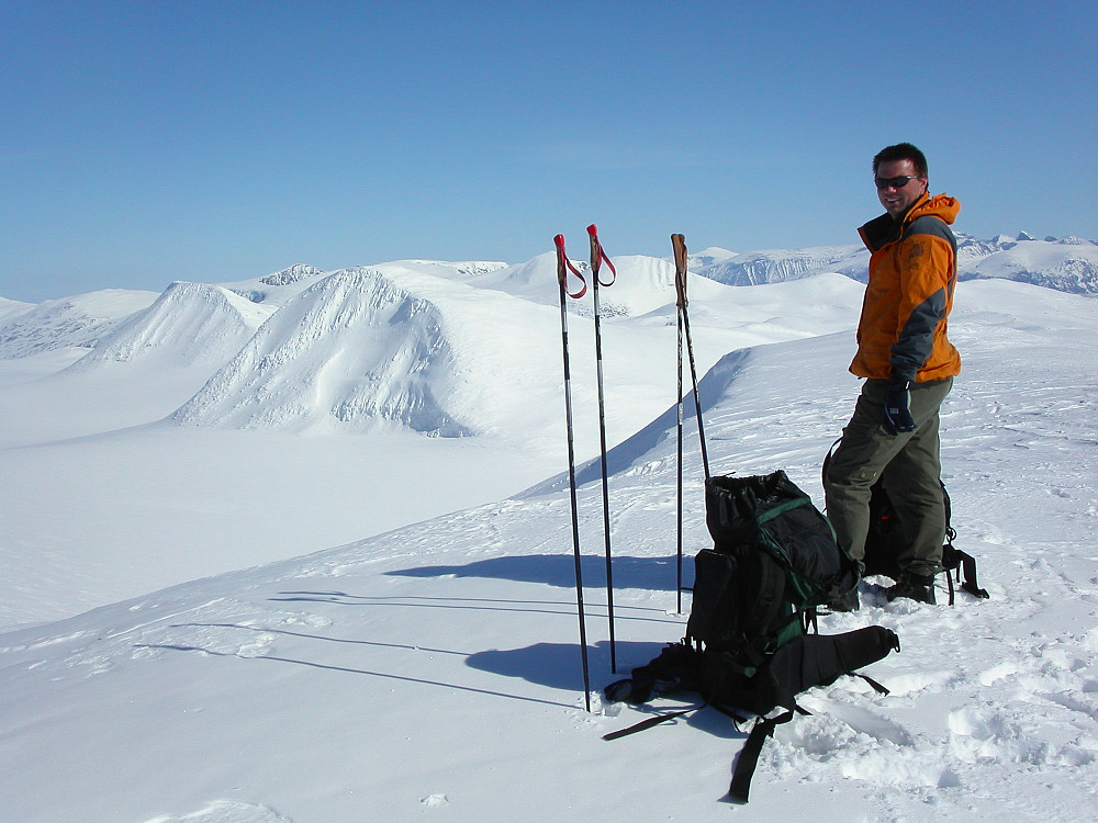 24.04.2005 - Morten på Vestre Holåtinden (2039). Bakover mot venstre ligger først/nærmest Midtre Holåtinden (2047), og så Austre Holåtinden (2043).