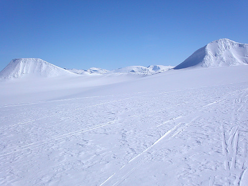 24.04.2005 - Tilbakeblikk mot to Holåtinder før nedoverbakken mot Grøntjønne og returen til Sota Sæter. Helt til venstre er Austre Holåtinden (2043), mens Midtre Holåtinden (2047) er lengst til høyre i bildet. 