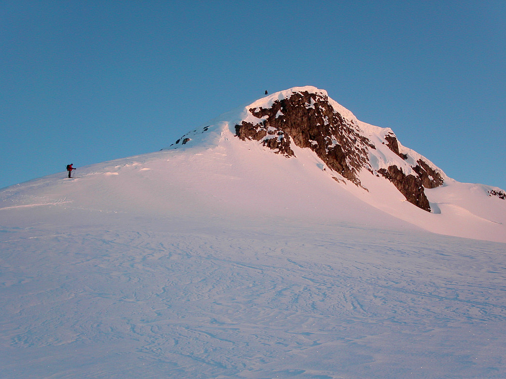 14.05.2005 - Deler av turfølget på vei opp mot toppen av Brenibba (2018), som blir truffet av de første, svake solstrålene.