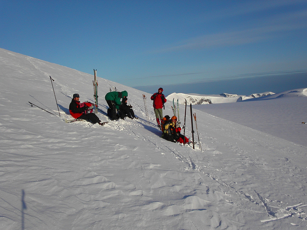 14.05.2005 - Vi tar pause i skråningen nesten 1 km nordvest for toppen av Brenibba (2018).