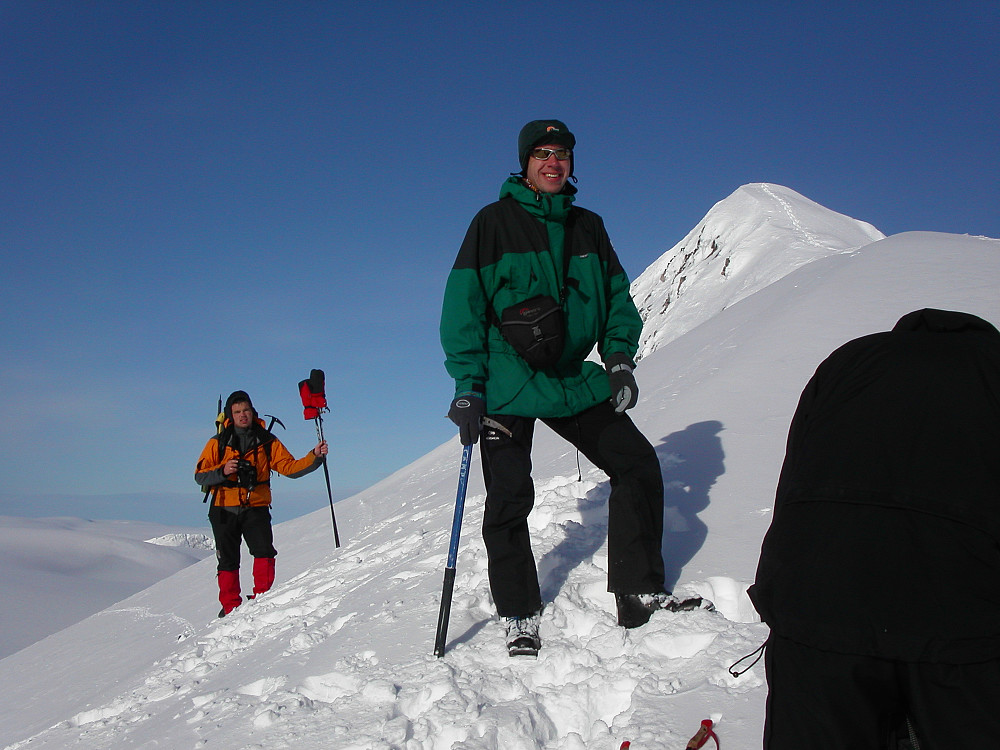 14.05.2005 - Torgeir (artikkelforfatteren) nærmest, med Morten noen meter lenger bak. Oppe til høyre i bakgrunnen, er Veslekåpa (1988).