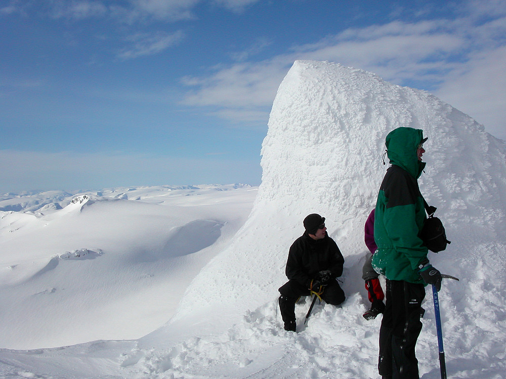 14.05.2005 - Vi nyter stunden på toppen av Lodalskåpa (2083) før den lange returen.