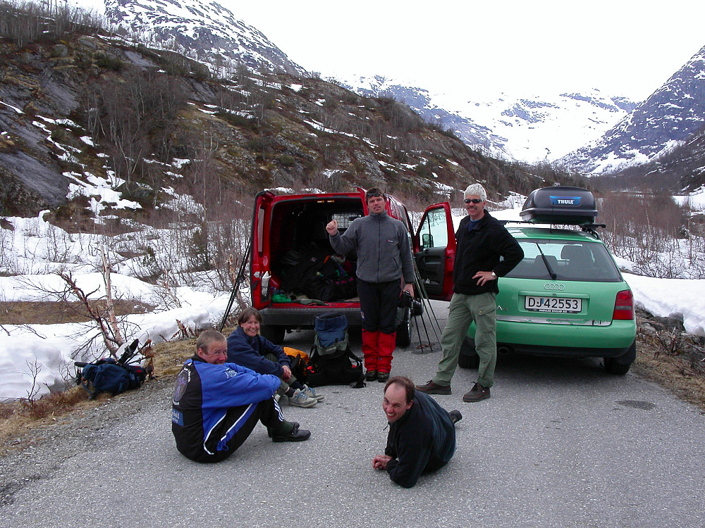 14.05.2005 - Nede ved parkeringen i Jostedalen/Stordalen, ved Bjørnstegane, etter en magisk og helt eventyrlig tur til Brenibba (2018) og Lodalskåpa (2083).