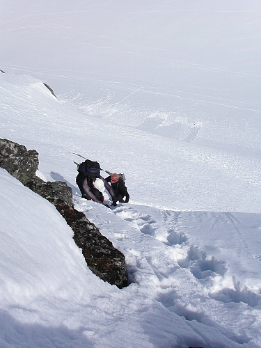 19.06.2005 - Erling og Erik på vei oppover i den bratte nordflanken litt øst for Skeie (2118). Øverst i bildet er nå Leirbrean et godt stykke under oss.